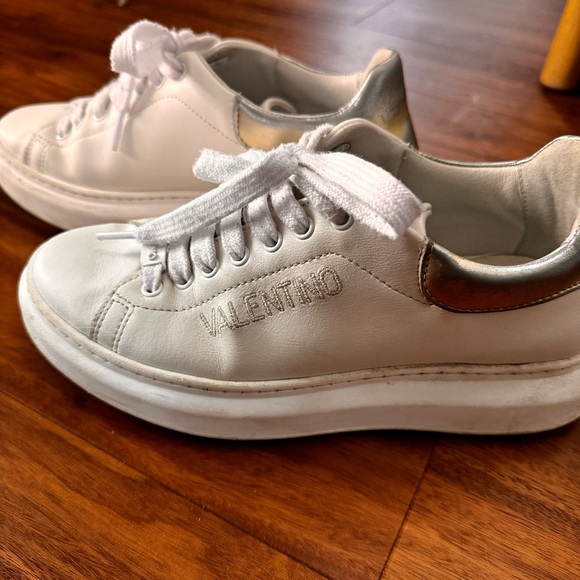 BLOGGER’S FAVE! Valentino fresia leather white sneakers US 7.5 - Picture 1 of 9